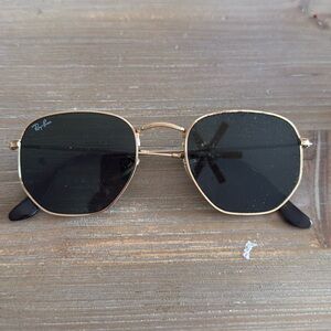 Rayban sunglasses no flaws